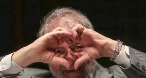Lula fazendo coração com a mão