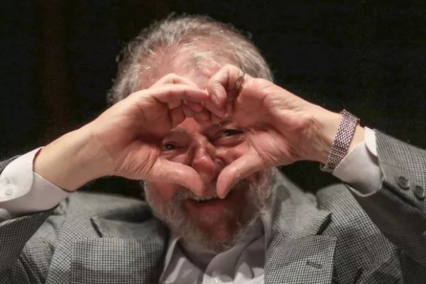 Lula fazendo coração com a mão; Ele lidera no Datafolha