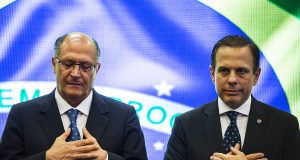 Alckmin e Doria rezam durante evento de campanha