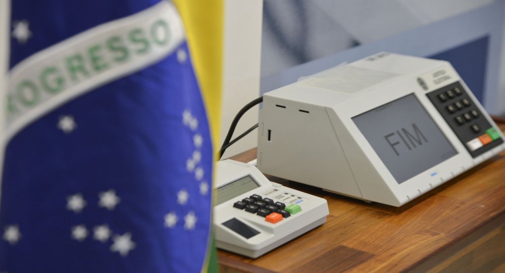 https://www.diariodocentrodomundo.com.br/wp-content/uploads/2018/03/urna-bandeira.jpeg
