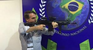 Jair Bolsonaro com fuzil
