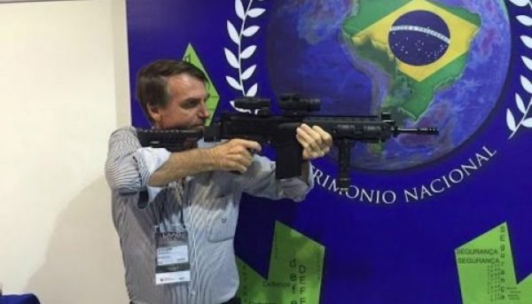 Jair Bolsonaro com fuzil