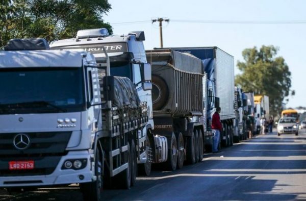 Resultado de imagem para greve caminhoneiros