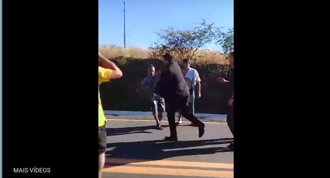 Resultado de imagem para Juiz agride e manda prender deficiente fÃsico em bloqueio de caminhoneiros na PB