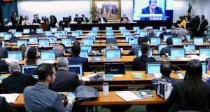 Deputados reunidos no plenário da CCJ
