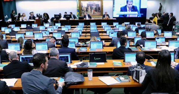 Deputados reunidos no plenário da CCJ