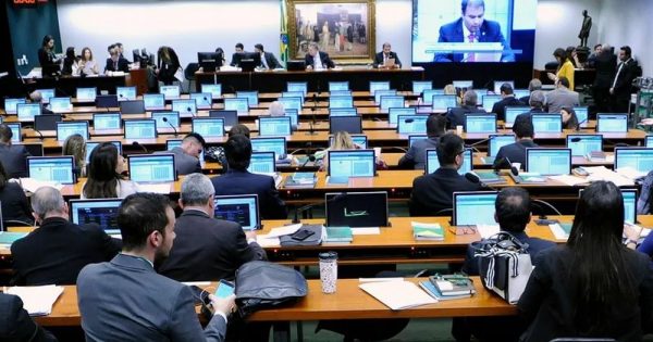 Deputados reunidos no plenário da CCJ 