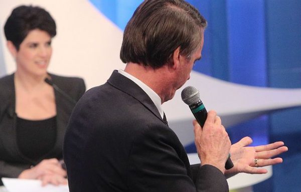 Bolsonaro cola na mão