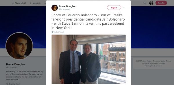 Editor da Bloomberg posta foto do filho de Bolsonaro com Steve Bannon