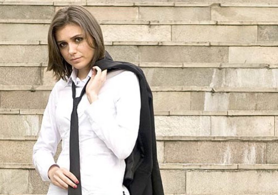 Monica Iozzi de camisa social branca e gravata preta