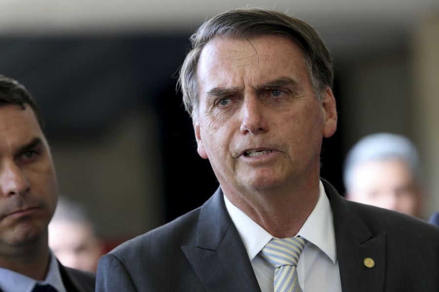 Resultado de imagem para bolsonaro arma