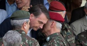 Bolsonaro conversando com militares das Forças Armadas