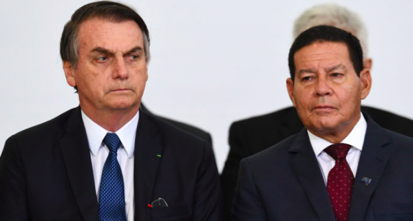 Enquanto Bolsonaro acompanhava tanqueciata, Mourão tentava conter a crise