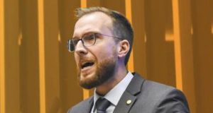 Vinicius Poit falando e gesticulando, de perfil