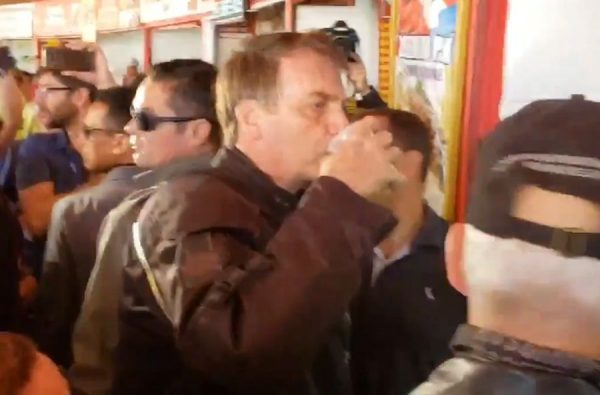 Bolsonaro toma café em bar