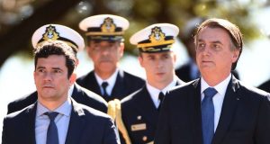 O ex-ministro Sérgio Moro, militares e o presidente Jair Bolsonaro (sem partido). Foto: Evaristo Sá/AFP