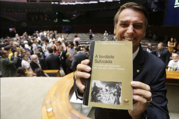 Resultado de imagem para Falando para alunos, Bolsonaro recomenda livro de torturador a professora