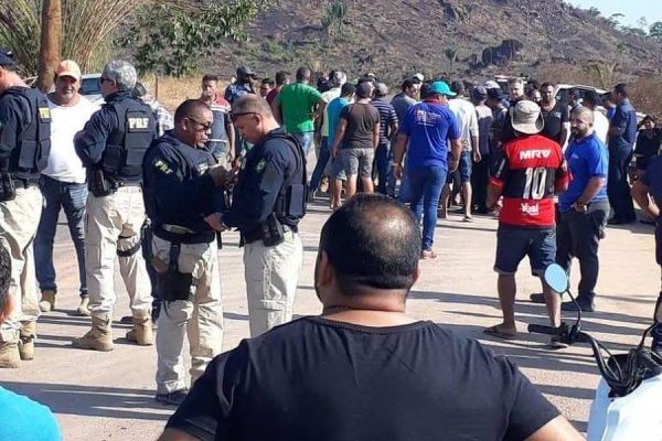 Garimpeiros bloqueiam rodovia por legalização de garimpos e ...