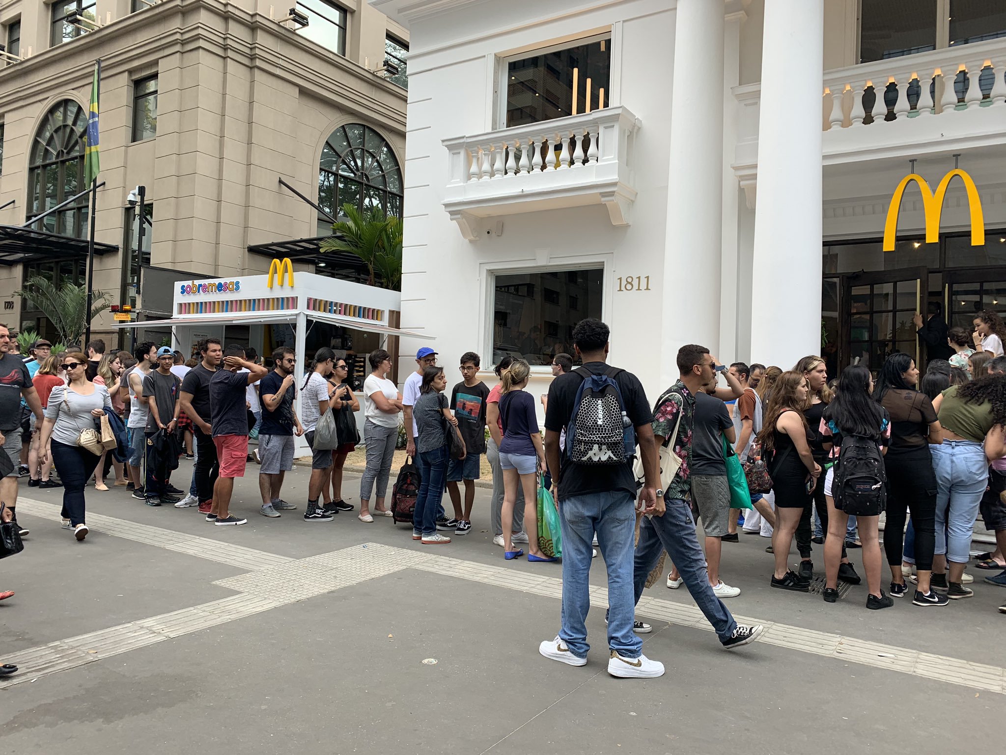 Na Paulista, consumidores aguardam sob o sol em fila quilométrica para
