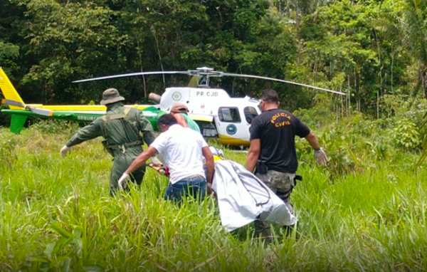 Policiais resgatam o corpo em local de difícil acesso