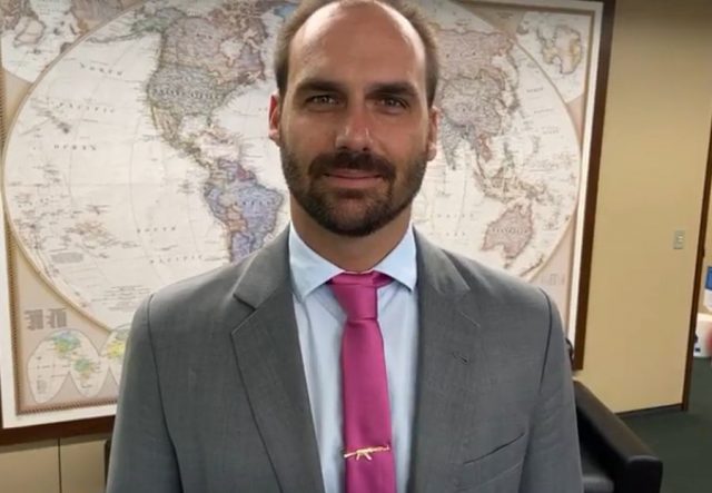 Twitter deleta postagem de Eduardo Bolsonaro