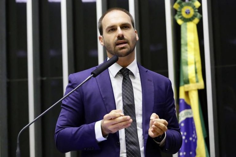Eduardo Bolsonaro é “delinquente intelectual e vara-curta”, diz