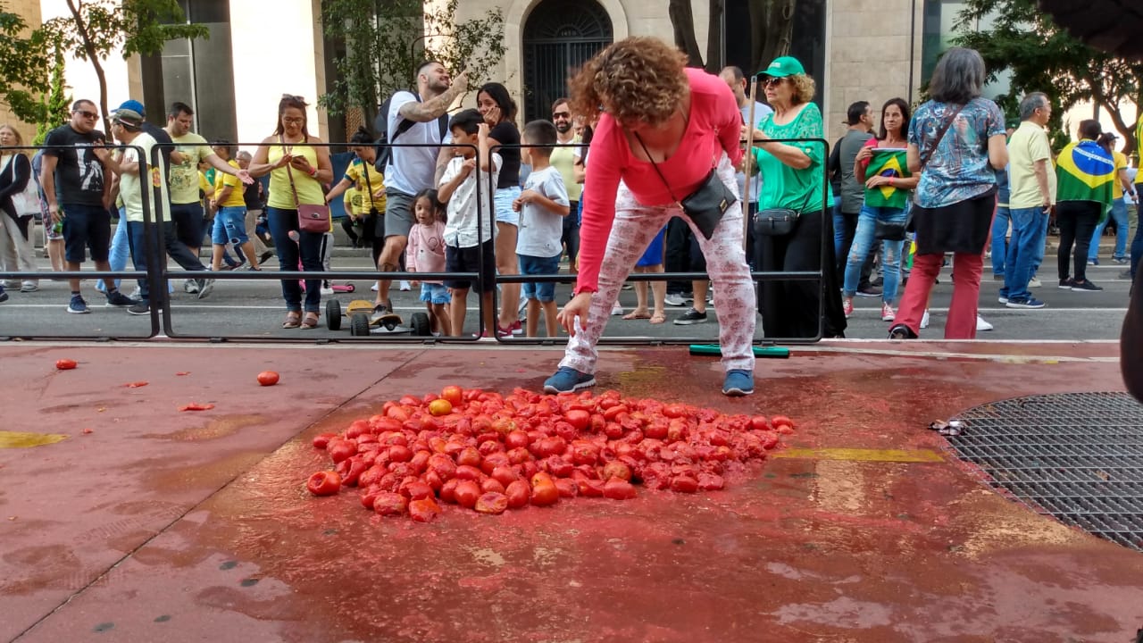 Na Paulista, manifestantes são atingidos por tomates que deveriam acertar cartaz com cara de Gilmar - Diário do Centro do Mundo