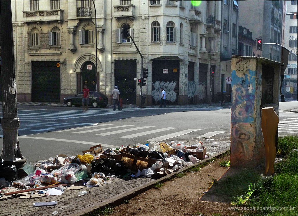 SÃO PAULO, SP - 22.07.2015: PESSOA JOGA LIXO EM VIA PÚBLICA