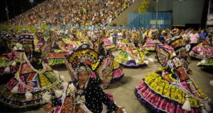 Saiba como será o primeiro dia do desfile do grupo especial na Marquês de Sapucaí. Por Cristina Índio do Brasil