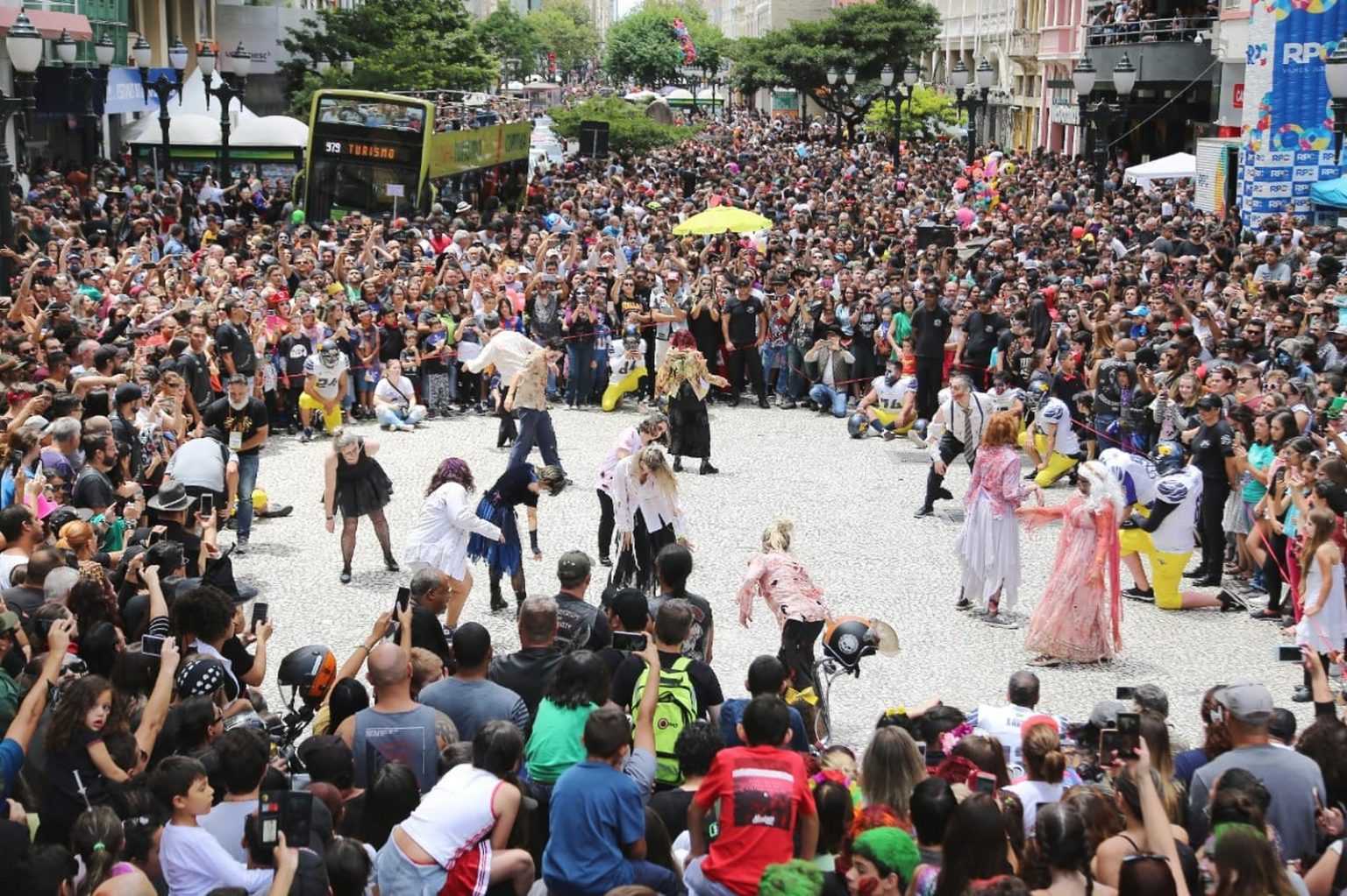 Sem vocação para o Carnaval, Curitiba vê o desfile de zumbis
