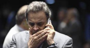 Aécio Neves no telefone