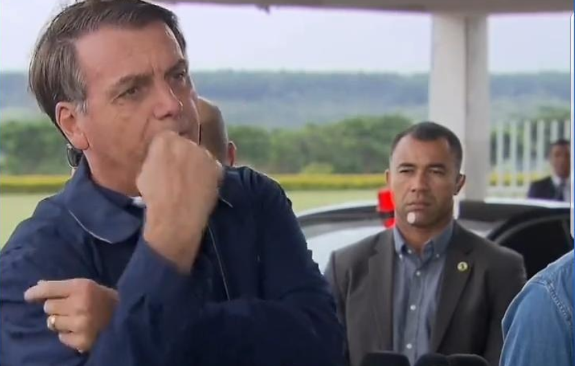 Na Globo, Bolsonaro dando banana vira 'gesto de braços cruzados que  presidente tem repetido'