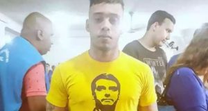 Gabriel Monteiro usando camiseta com o rosto de Bolsonaro.