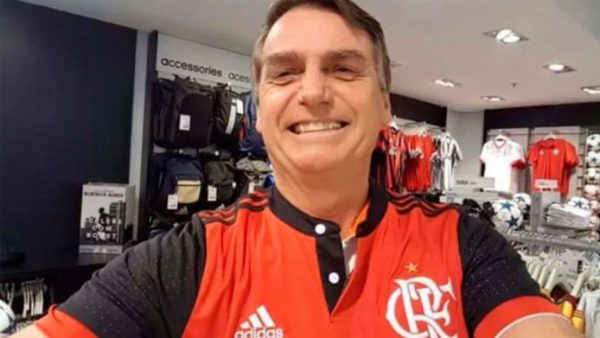 Bolsonaro com camisa do Flamengo. 