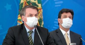 Bolsonaro e Mandetta, lado a lado, e de máscaras