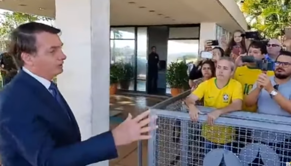Elio Gaspari: funcionário do Planalto pediu à claque de Bolsonaro que deixasse os jornalistas em paz