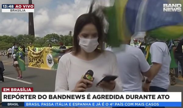 VÍDEO - Bolsonarista dá bandeirada na cabeça de repórter da Band ...