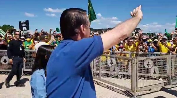 Bolsonaro acena para gado em ato golpista