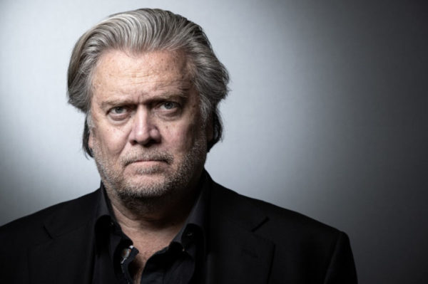 Steve Bannon deve se apresentar a um tribunal ainda hoje