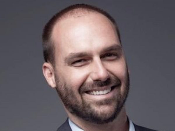 Eduardo Bolsonaro acusa Netflix de 'normalizar' a pedofilia por