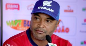 Roger Machado de boné durante entrevista coletiva enquanto era treinador do Bahia.