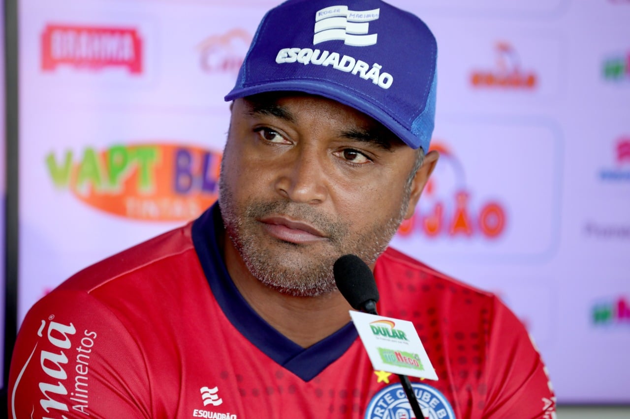 Roger Machado de boné durante entrevista coletiva enquanto era treinador do Bahia.