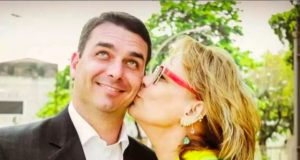 Rogéria Nantes beija o filho Flávio Bolsonaro