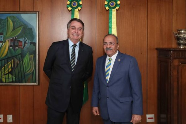 Atriz porno faz video porno amador Senador com dinheiro na bunda
