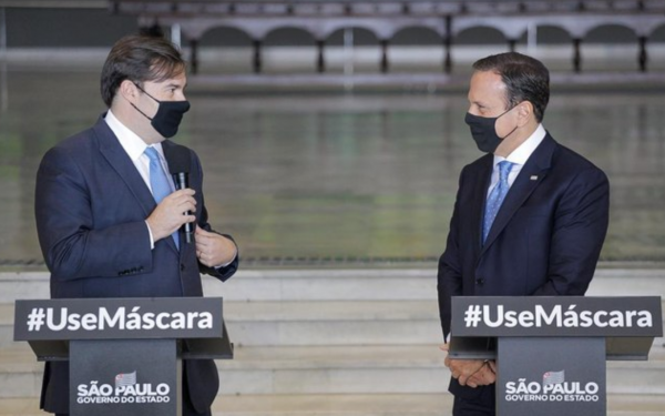 Maia e Doria em coletiva de imprensa.