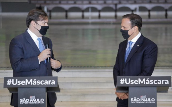 Maia e Doria em coletiva de imprensa. 