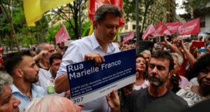 Haddad mostra placa de rua com o nomee de Marielle Franco