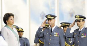 A ex-presidente Dilma com militares durante seu governo Foto: luisnassif.com