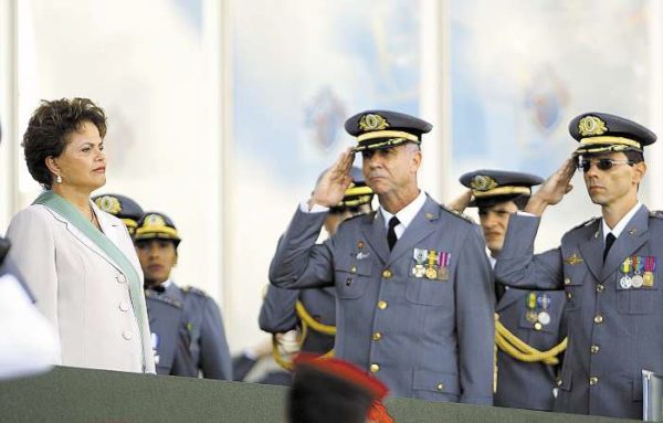 A ex-presidente Dilma com militares durante seu governo Foto: luisnassif.com