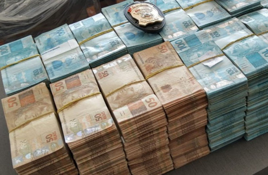 PF apreende pilha de dinheiro em empresa de exdeputado que mudou voto a favor do impeachment PF apreende pilha de dinheiro em empresa de exdeputado que mudou voto a favor do impeachment